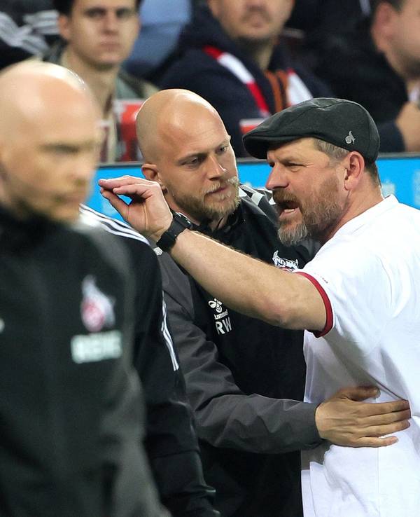Steffen Baumgart diskutiert mit Verantwortlichen von Bayer Leverkusen.