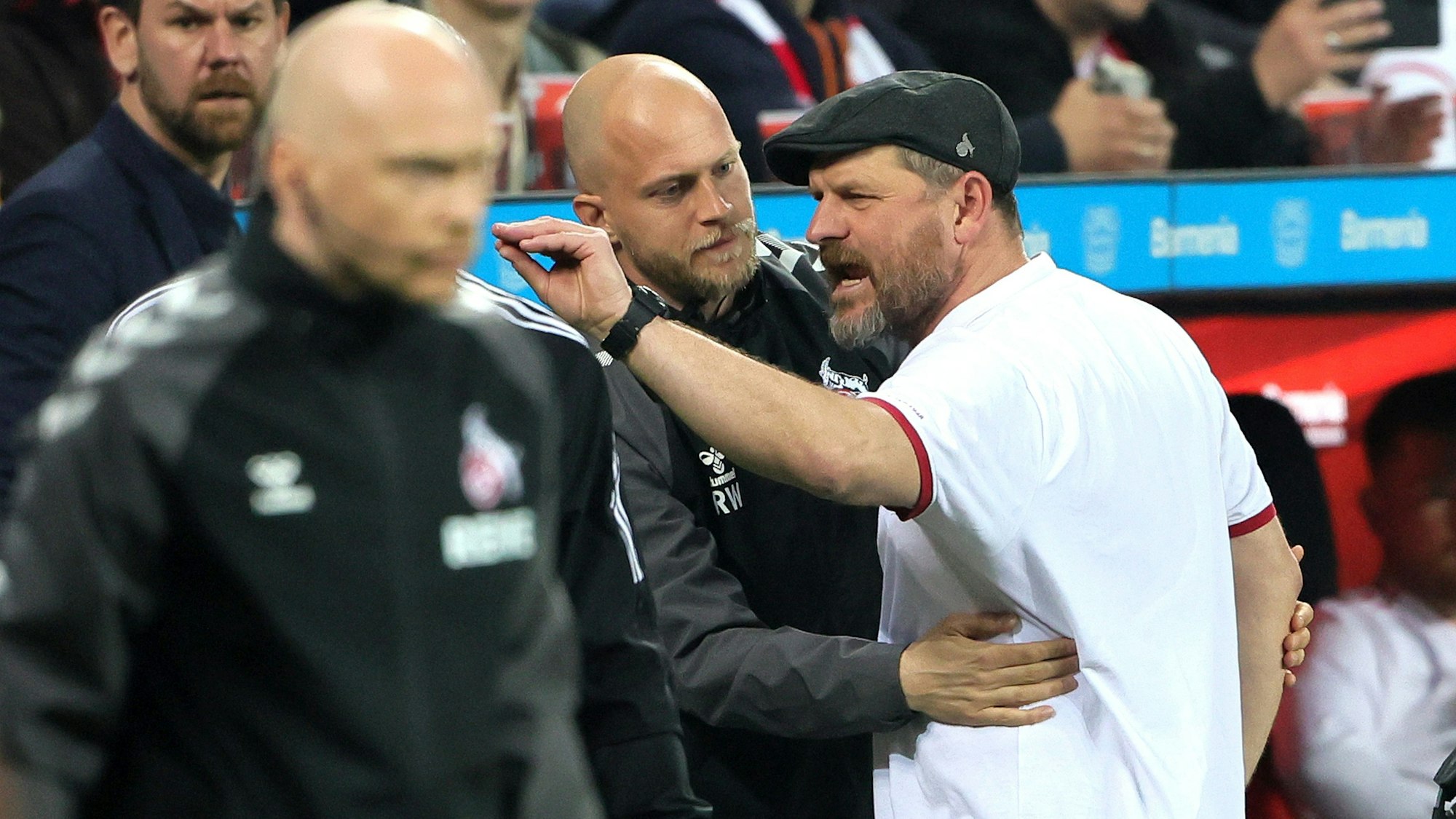 Steffen Baumgart diskutiert mit Verantwortlichen von Bayer Leverkusen.