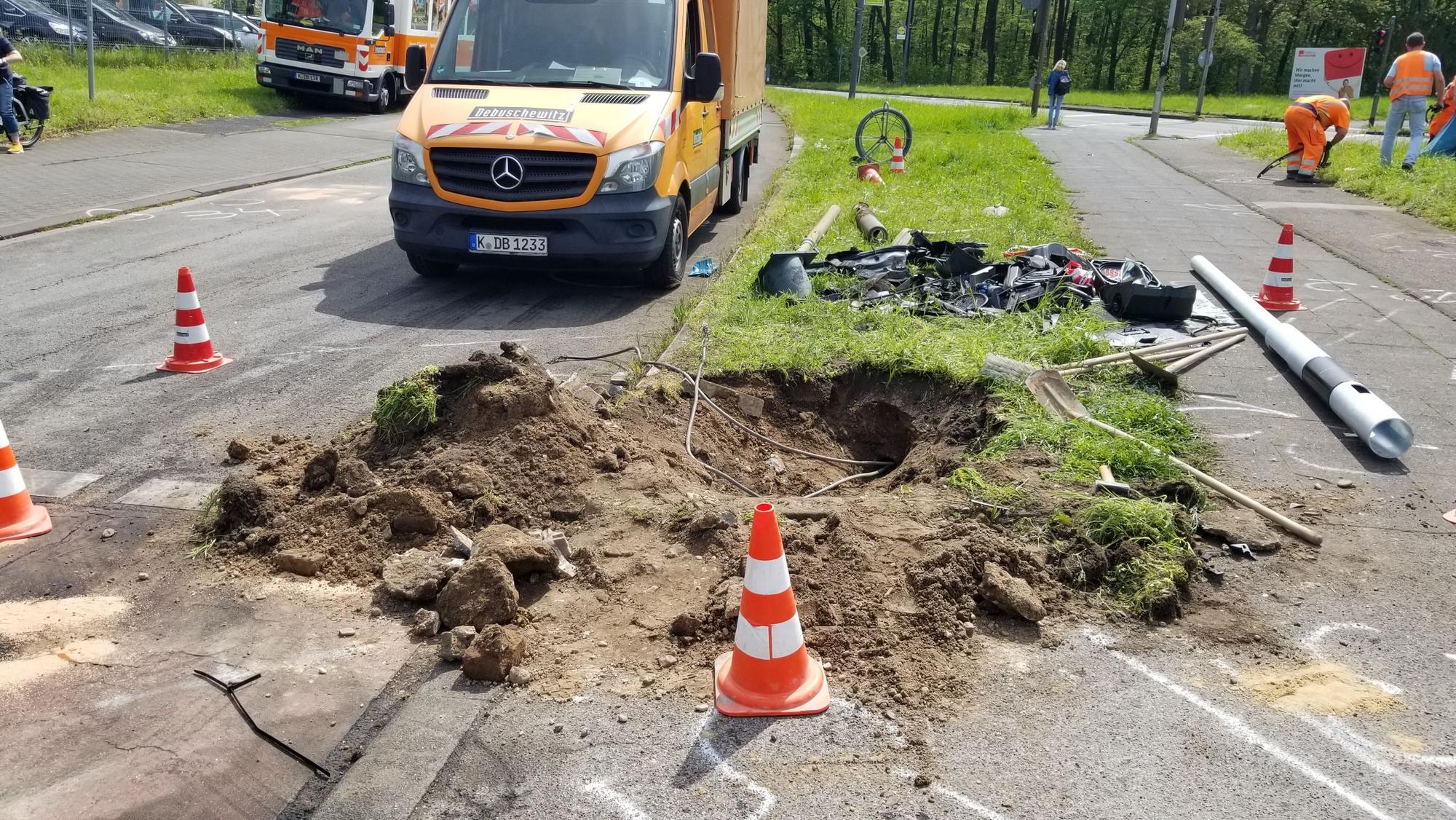 Aufräumarbeiten am Samstagmittag (6. Mai 2023) – bei einem schrecklichen Verkehrsunfall in Köln-Longerich kam ein Mensch ums Leben.