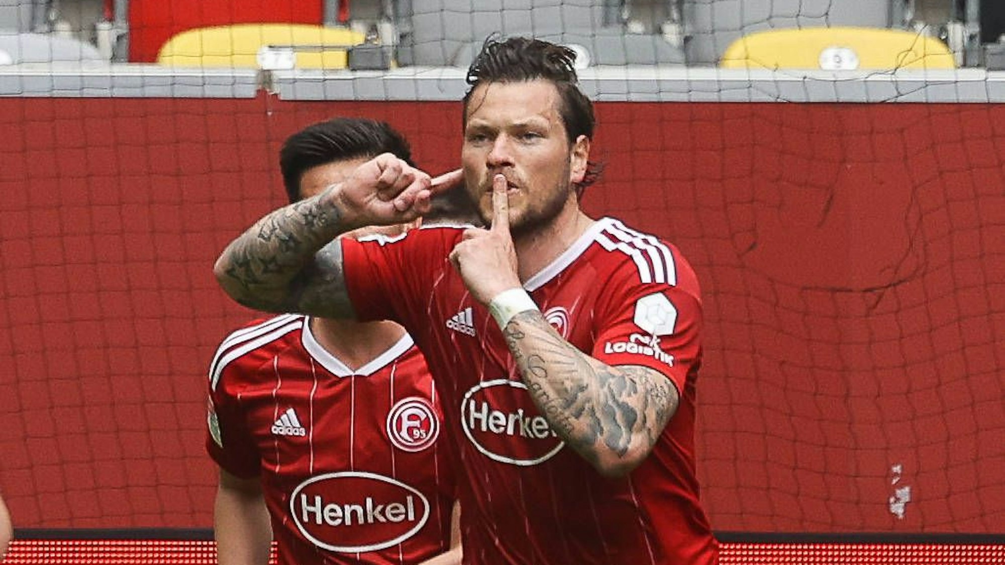 Daniel Ginczek bejubelt sein Tor zum 3:0 gegen Holstein Kiel.