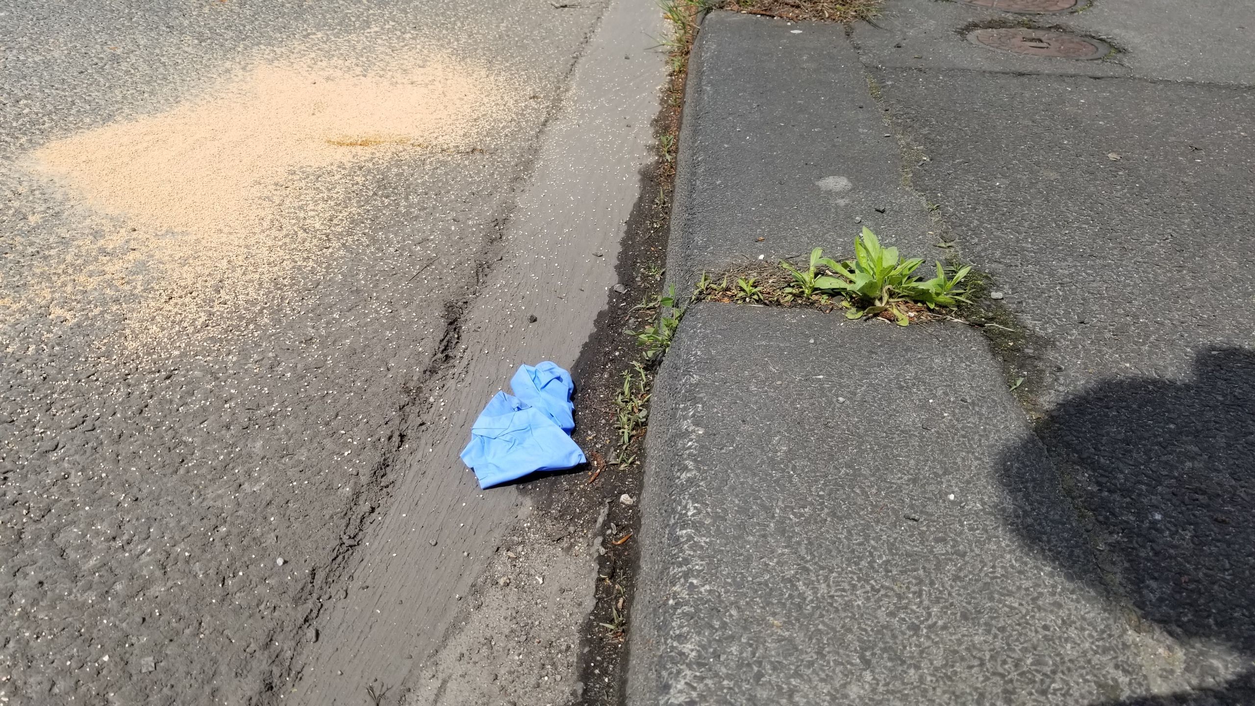 An der Straße liegt noch ein Gummihandschuh vom Rettungseinsatz.