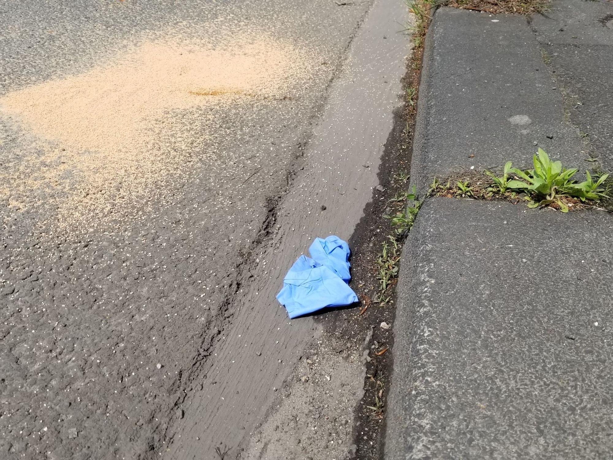 An der Straße liegt noch ein Gummihandschuh vom Rettungseinsatz.