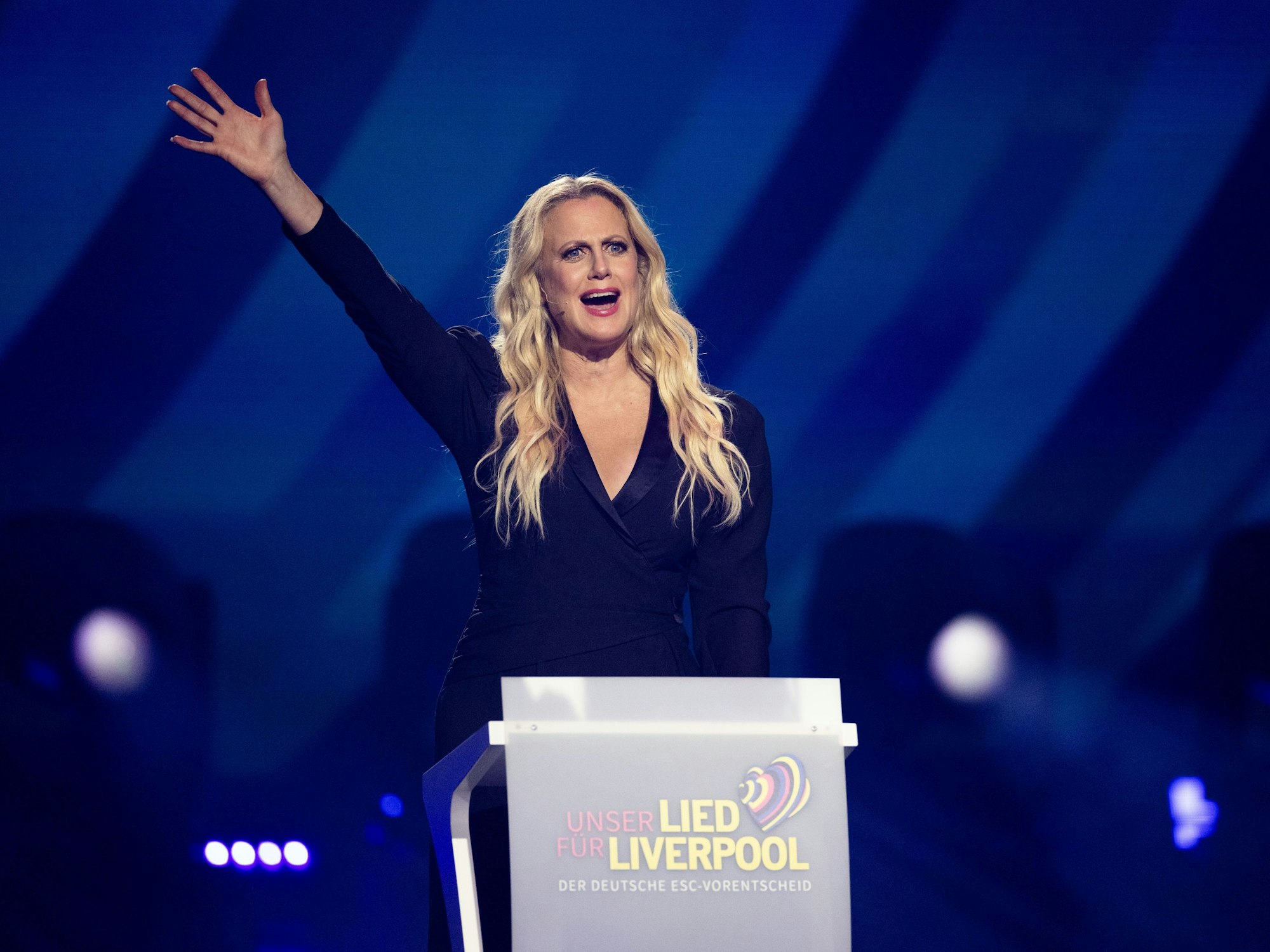 Barbara Schöneberger lächelt in die Ferne.