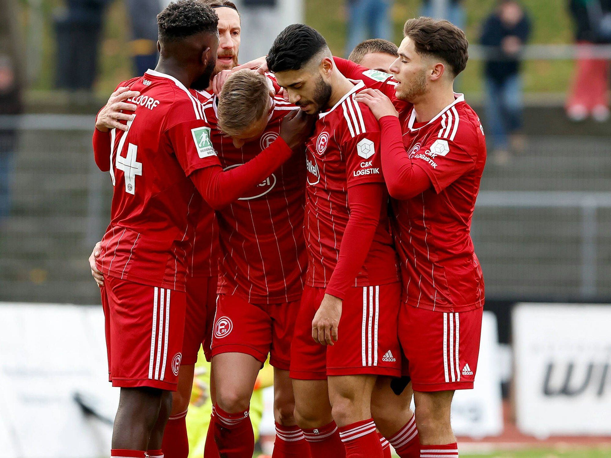 Die Spieler der Düsseldorfer U23 jubeln im Spiel bei der SG Wattenscheid.