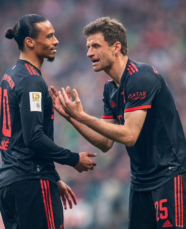 Münchens Leroy Sané spricht mit Thomas Müller.