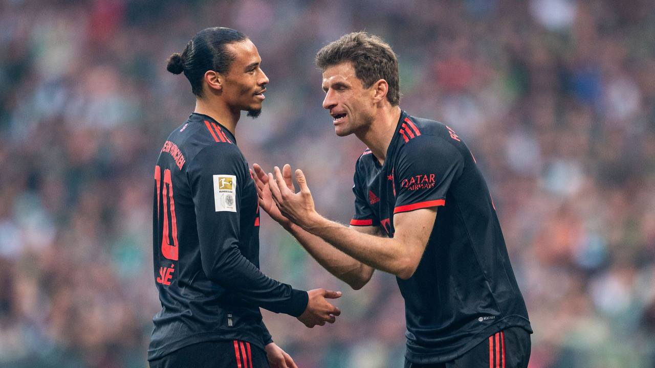 Münchens Leroy Sané spricht mit Thomas Müller.