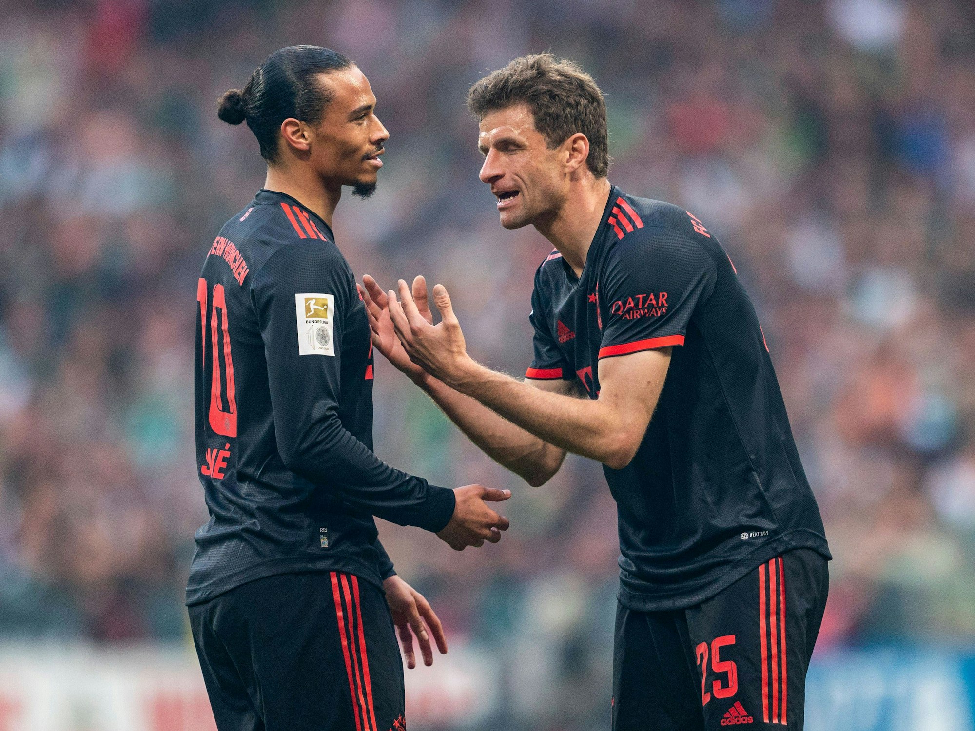 Münchens Leroy Sané spricht mit Thomas Müller.
