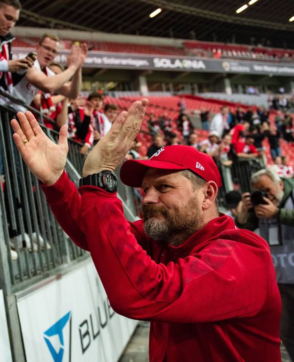 Steffen Baumgart bedankt sich nach dem Sieg bei Bayer Leverkusen bei den Fans des 1. FC Köln.