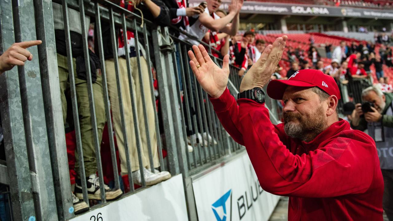 Steffen Baumgart bedankt sich nach dem Sieg bei Bayer Leverkusen bei den Fans des 1. FC Köln.