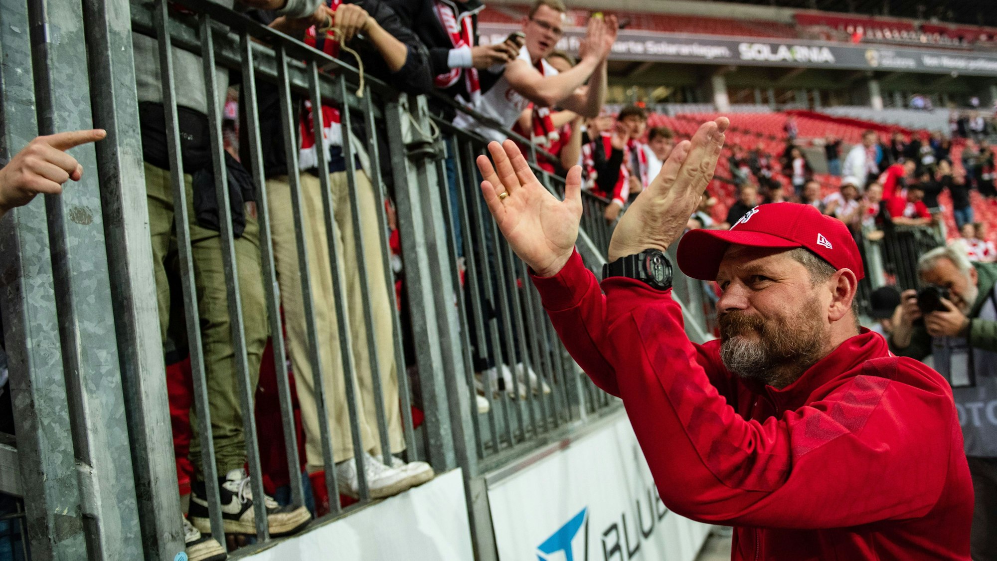 Steffen Baumgart klatscht Fan des 1. FC Köln ab.