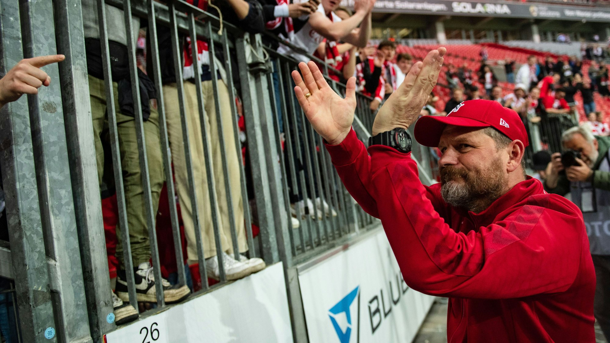 Steffen Baumgart bedankt sich nach dem Sieg bei Bayer Leverkusen bei den Fans des 1. FC Köln.