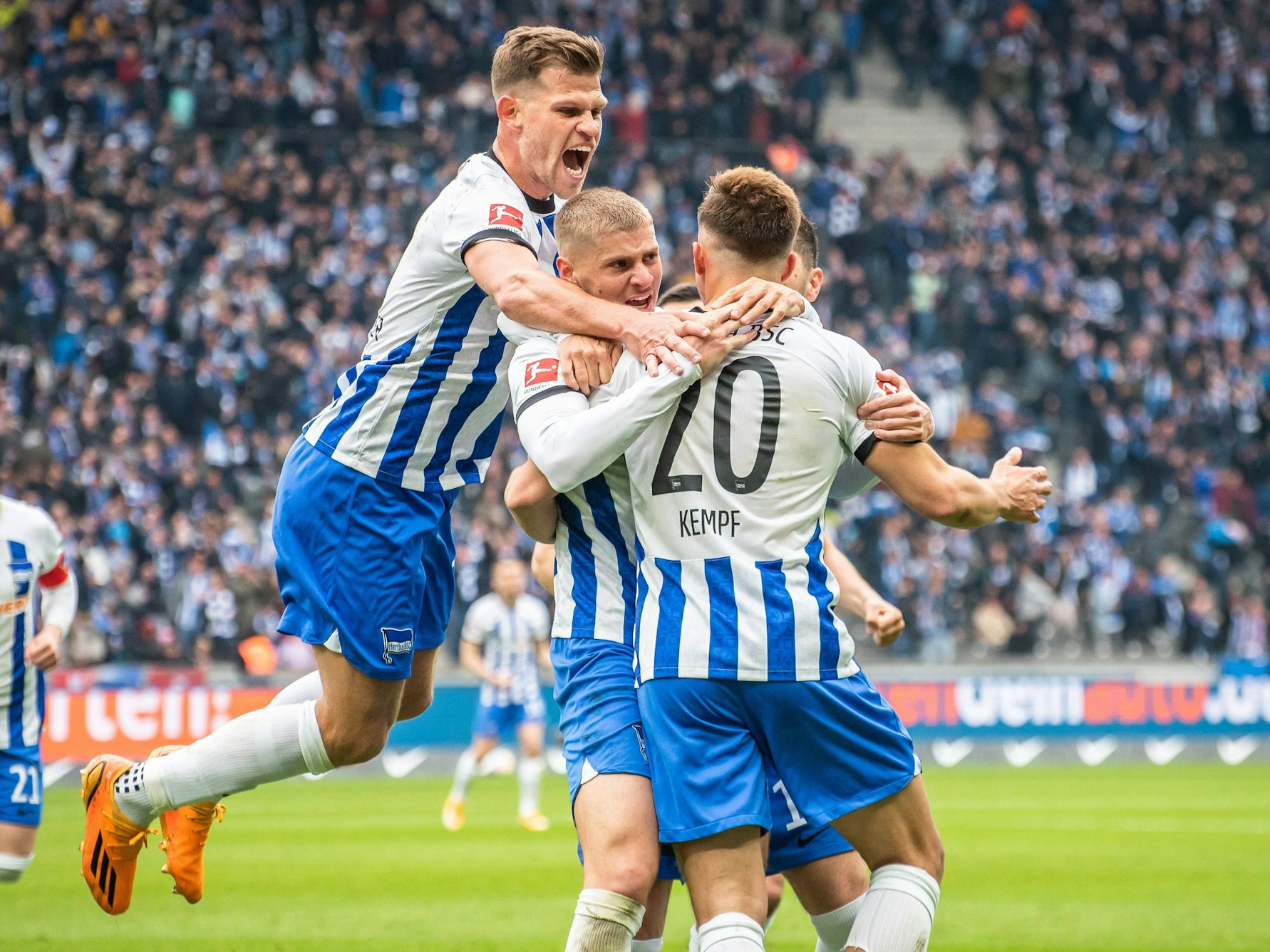 Die Mannschaft von Hertha BSC feiert gemeinsam den Treffer von Marc-Oliver Kempf.