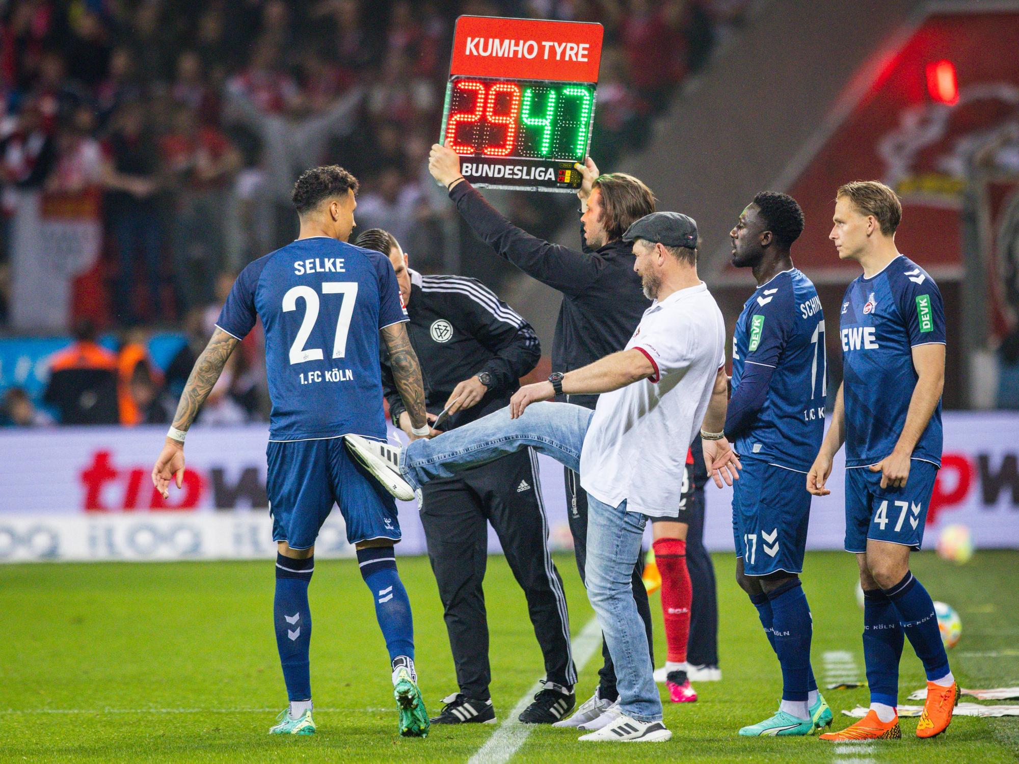 Steffen Baumgart tritt Davie Selke in den Hintern.