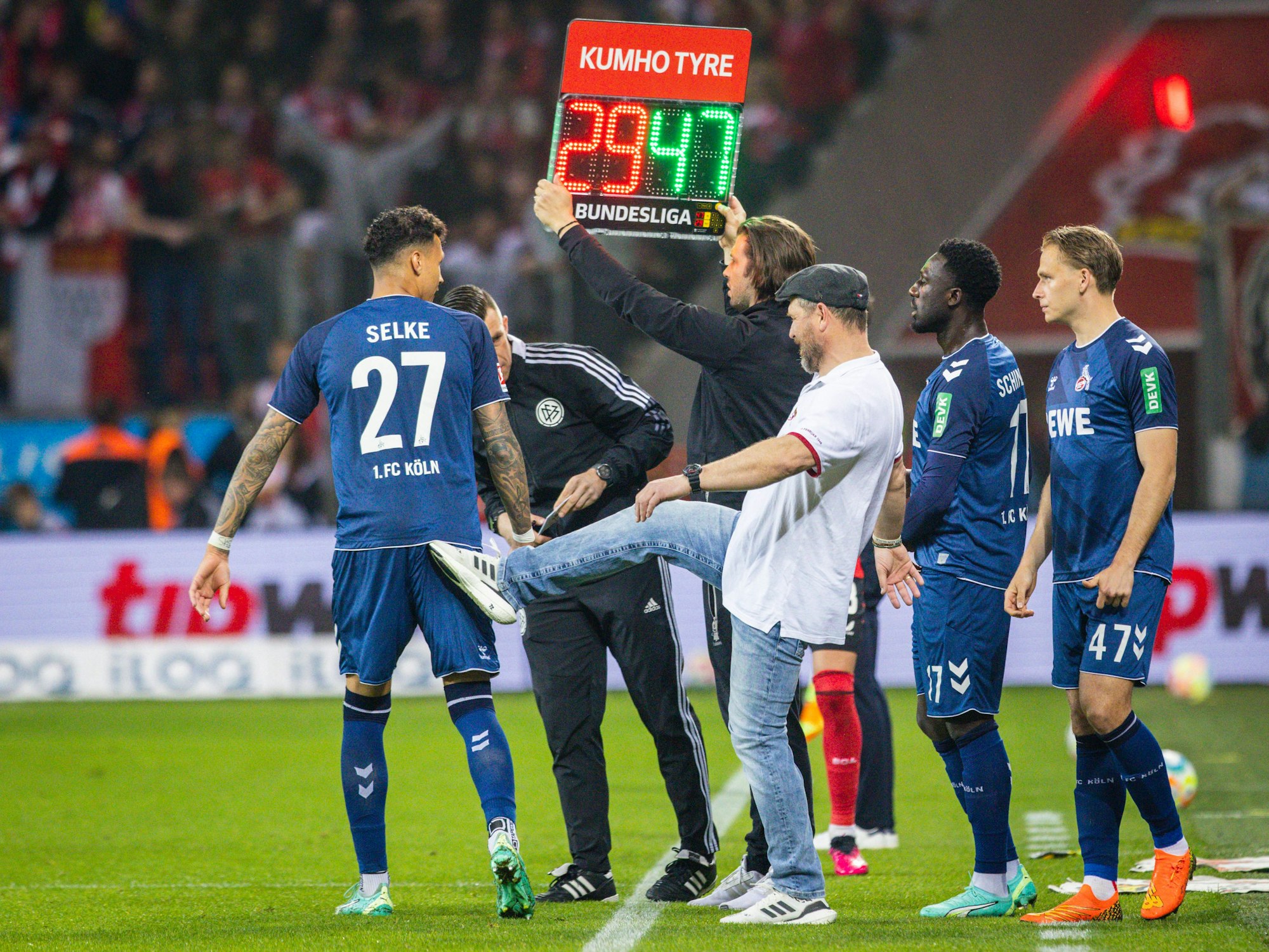 Steffen Baumgart tritt Davie Selke in den Hintern.