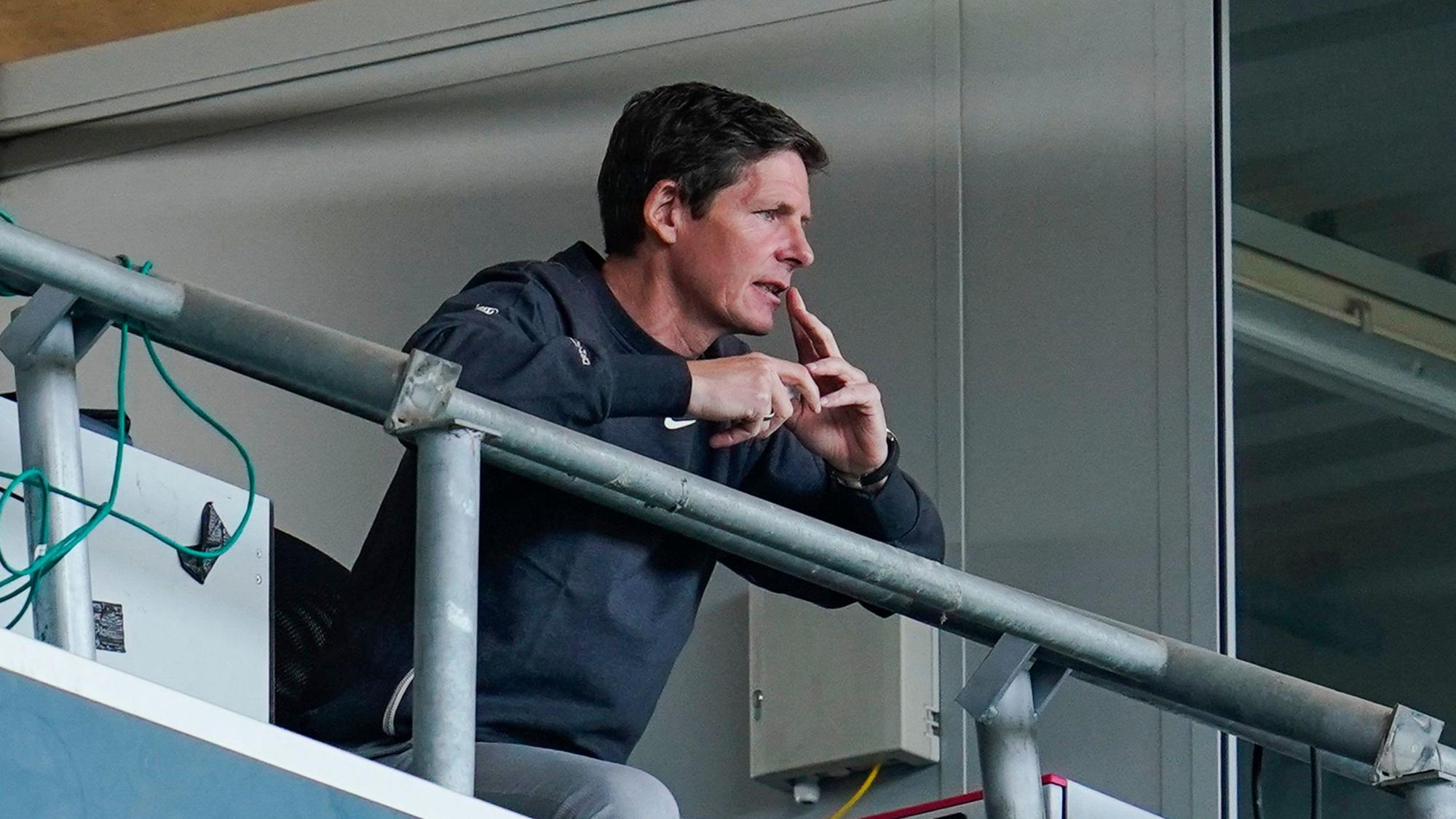 Eintracht-Trainer Oliver Glasner verfolgt das Spiel seiner Mannschaft in Sinsheim von der Tribüne aus.