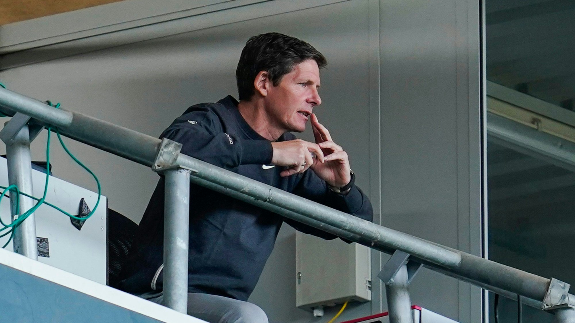 Eintracht-Trainer Oliver Glasner verfolgt das Spiel seiner Mannschaft in Sinsheim von der Tribüne aus.