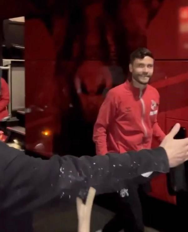 Jonas Hector lächelt einen Fan des 1. FC Köln an.