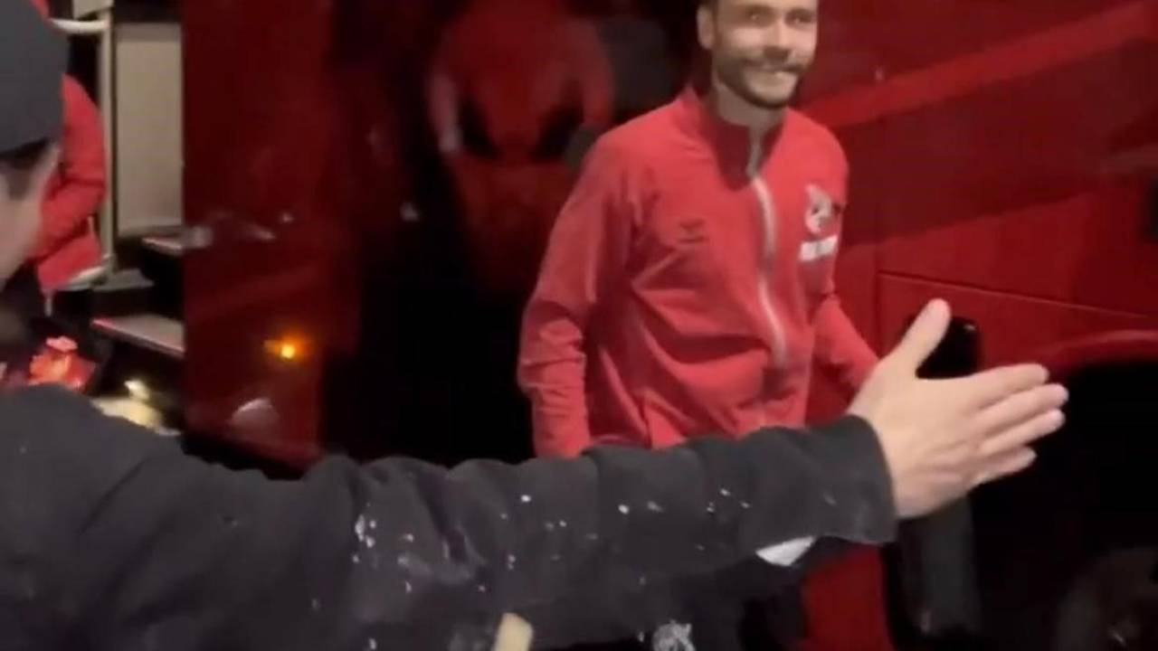 Jonas Hector lächelt einen Fan des 1. FC Köln an.