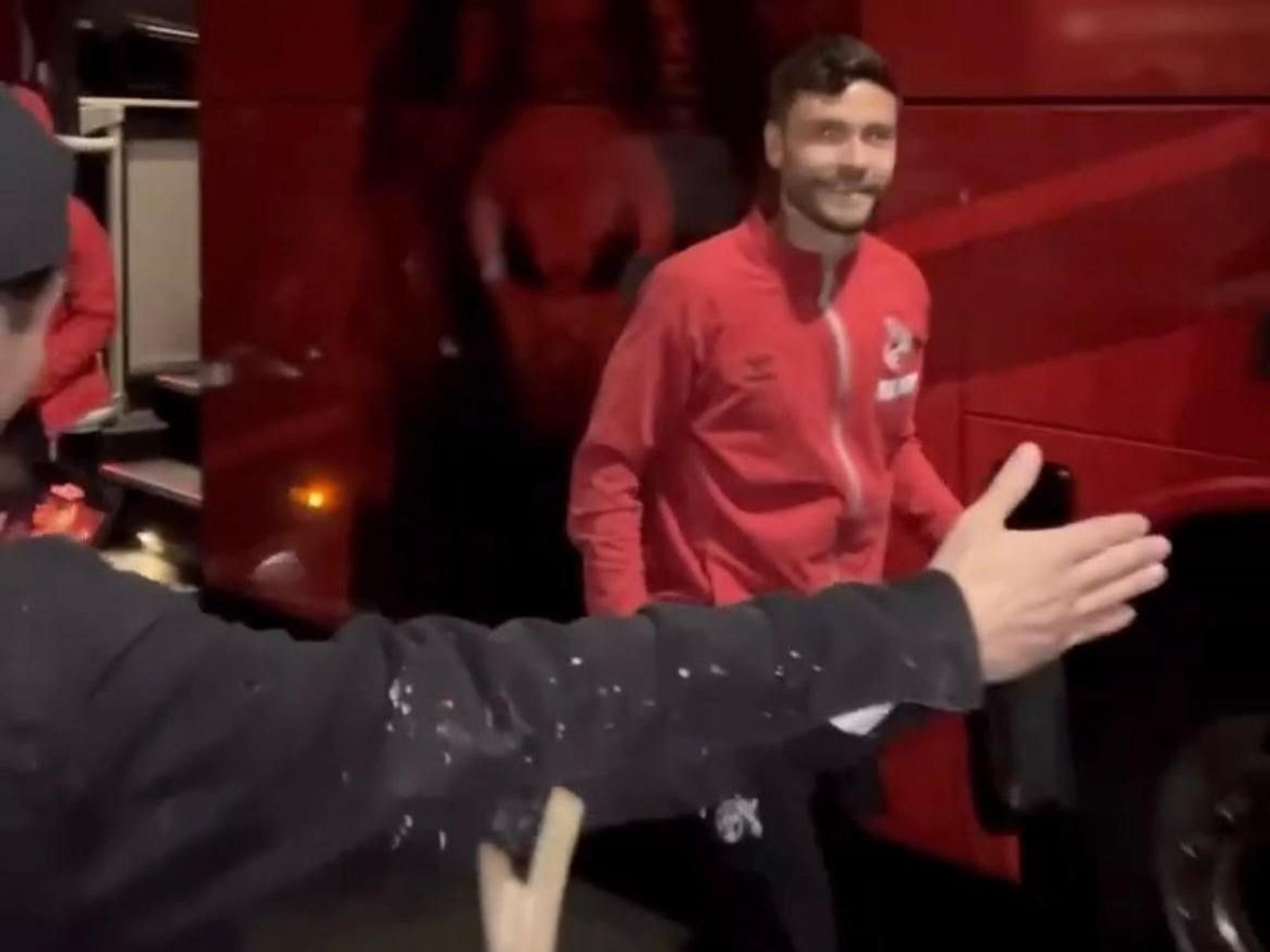 Jonas Hector lächelt einen Fan des 1. FC Köln an.