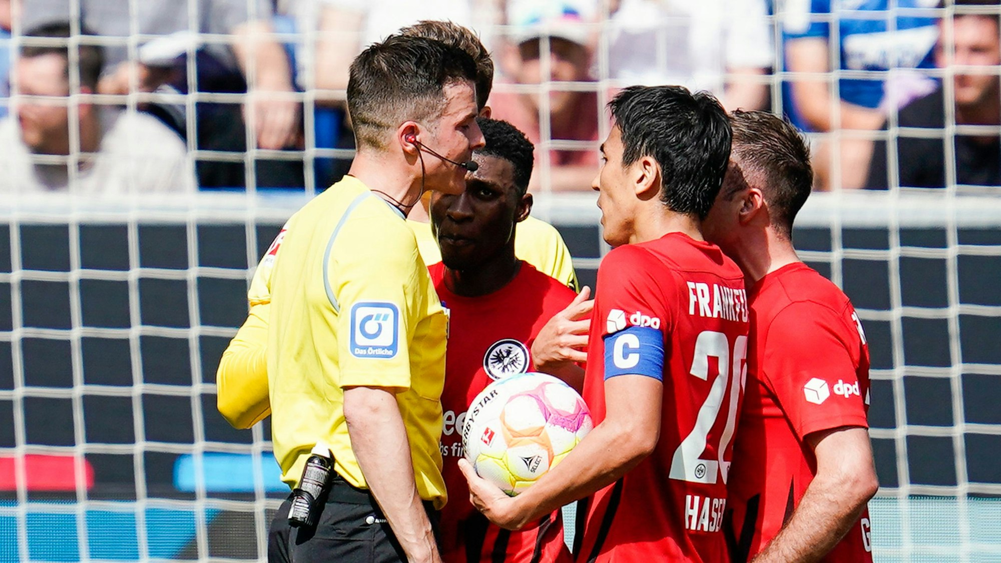 Frankfurter Spieler beschweren sich bei Schiedsrichter Harm Osmers.