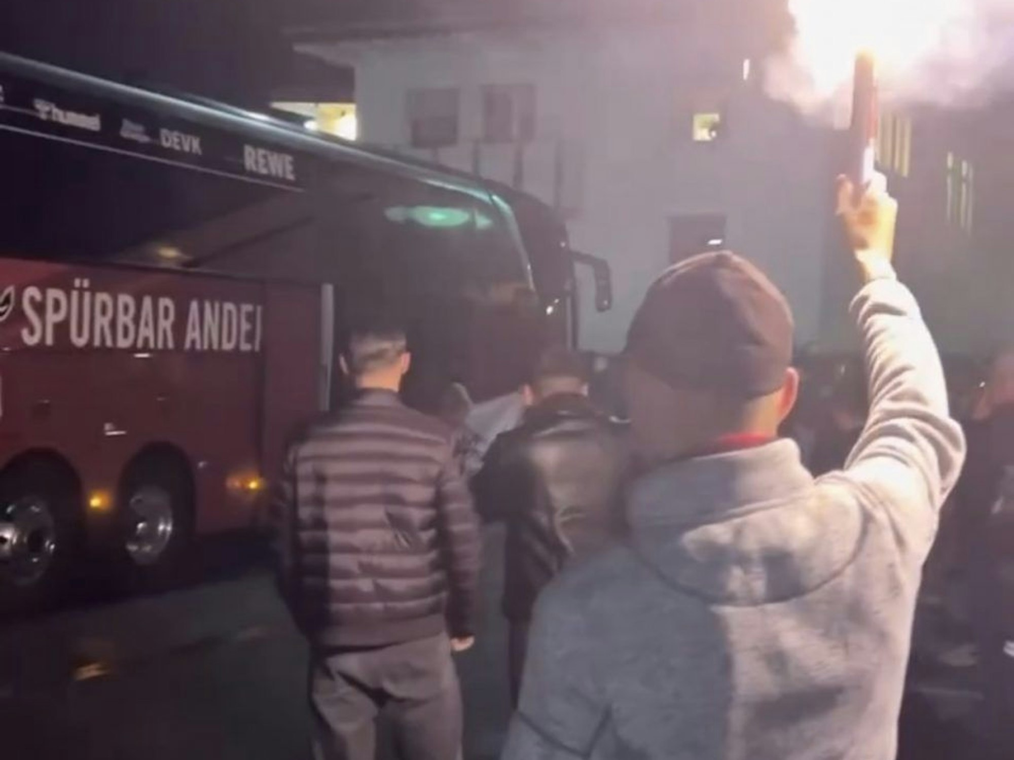 Nach dem Sieg bei Bayer Leverkusen wurden die Profis des 1. FC Köln am Geißbockheim mit Pyro empfangen.