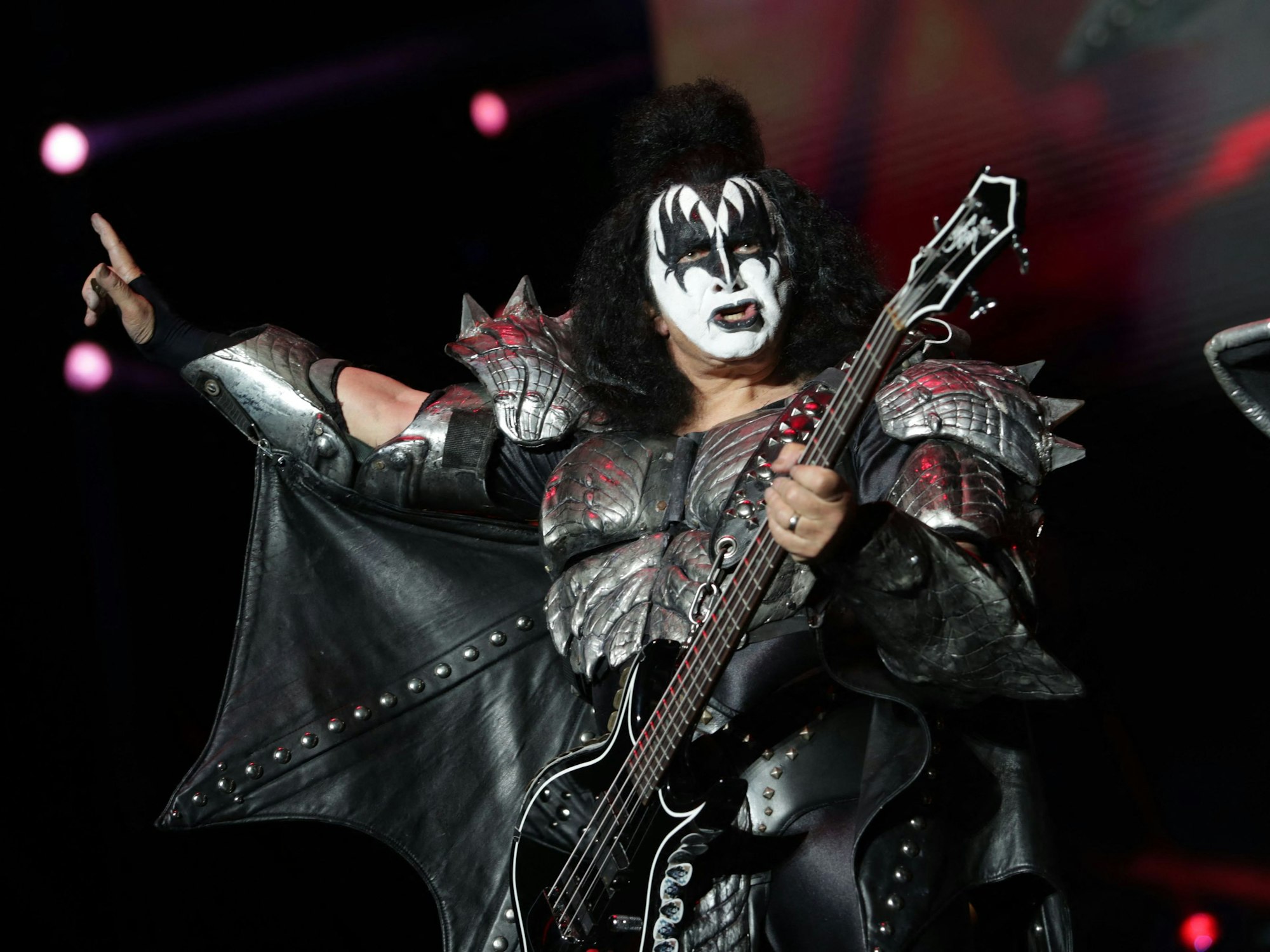 Die US-Band Kiss steht auf der Bühne.