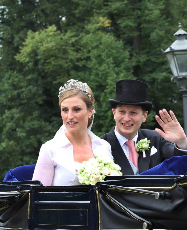 Georg Friedrich Prinz von Preußen und Prinzessin Sophie fahren nach ihrer kirchlichen Trauung in 2011 mit einer Hochzeitskutsche durch die Potsdam.