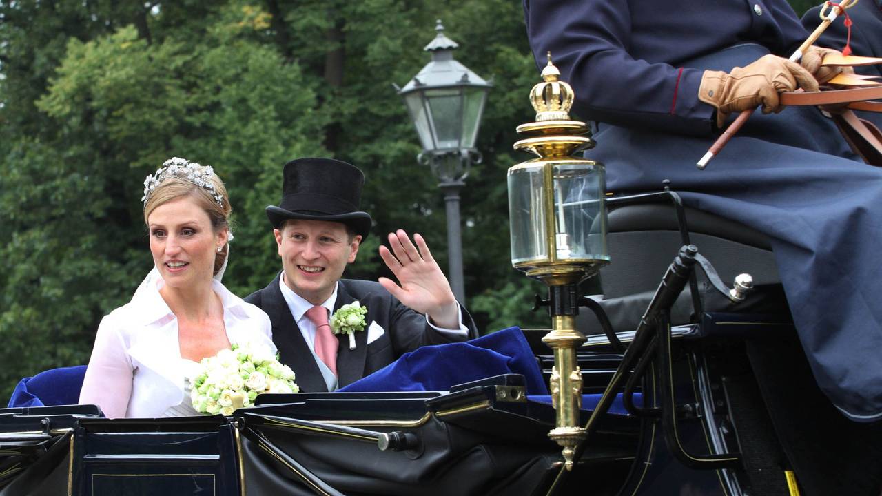 Georg Friedrich Prinz von Preußen und Prinzessin Sophie fahren nach ihrer kirchlichen Trauung in 2011 mit einer Hochzeitskutsche durch die Potsdam.