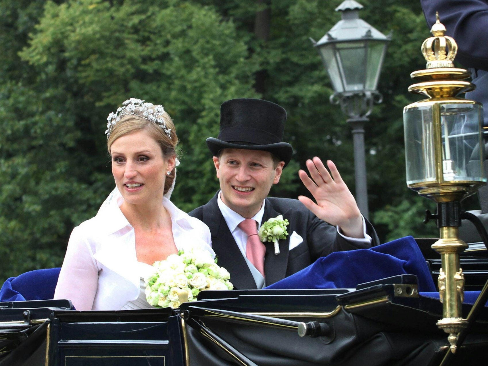 Georg Friedrich Prinz von Preußen und Prinzessin Sophie fahren nach ihrer kirchlichen Trauung in 2011 mit einer Hochzeitskutsche durch die Potsdam.