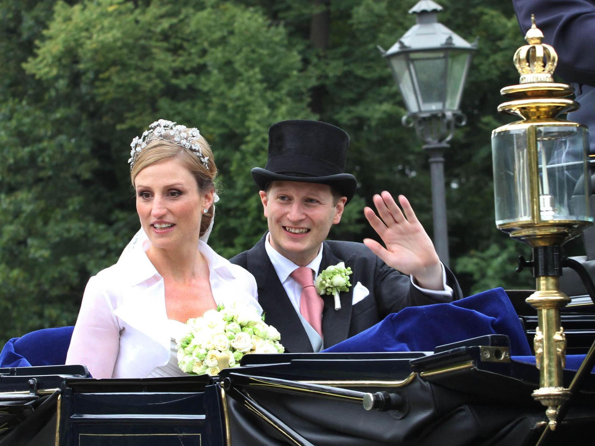Georg Friedrich Prinz von Preußen und Prinzessin Sophie fahren nach ihrer kirchlichen Trauung in 2011 mit einer Hochzeitskutsche durch die Potsdam.