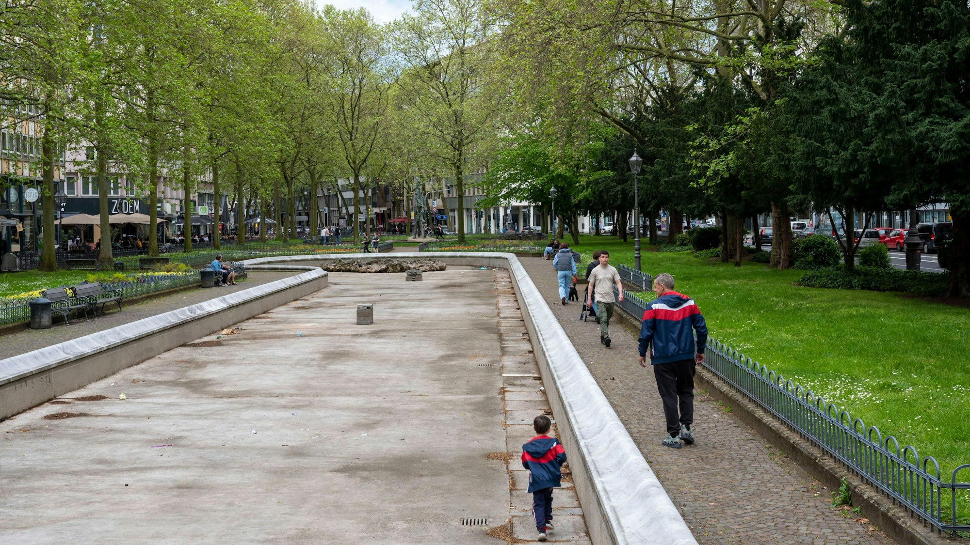 Auch der Allianzbrunnen am Kaiser-Wilhelm-Ring ist derzeit leer (Archivfoto).