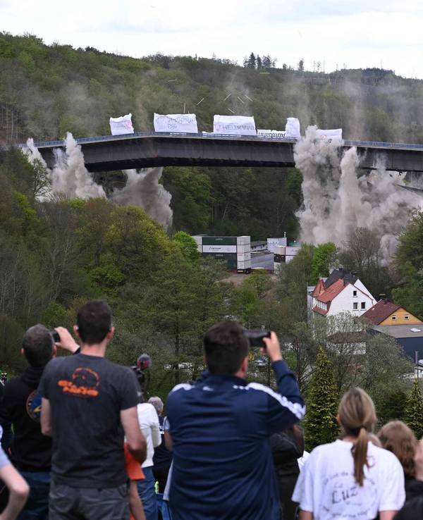 Sprengung der Talbrücke Rahmede: Der Sprengstoff in den Brückenpfeilern explodiert, danach sinkt die Talbrücke wie geplant zu Boden.