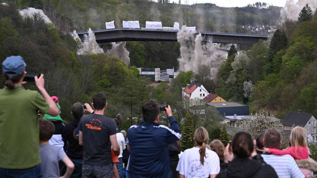 Sprengung der Talbrücke Rahmede: Der Sprengstoff in den Brückenpfeilern explodiert, danach sinkt die Talbrücke wie geplant zu Boden.