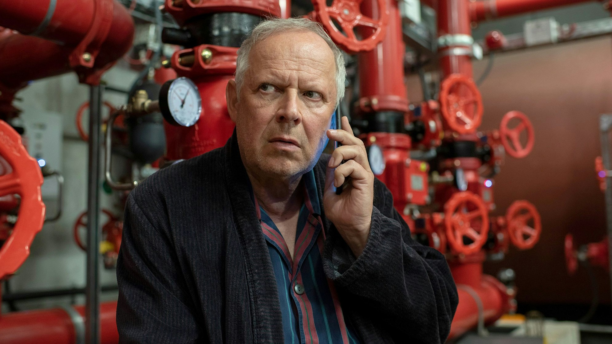ARD/NDR TATORT: BOROWSKI UND DIE GROSSE WUT, am Sonntag (07.05.23) um 20:15 Uhr im ERSTEN.
Borowski (Axel Milberg) versucht, Schlimmes zu verhindern
© NDR/ARD/Thorsten Jander, honorarfrei - Verwendung gemäß der AGB im engen inhaltlichen, redaktionellen Zusammenhang mit genannter NDR-Sendung und bei Nennung "Bild: NDR/ARD/Thorsten Jander" (S2). NDR Presse und Information/Fotoredaktion, Tel: 040/4156-2306 oder -2305, pressefoto@ndr.de