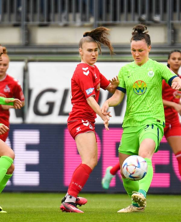Wolfsburg Marina Hegering (r.) gegen Kölns Alena Bienz im Zweikampf.