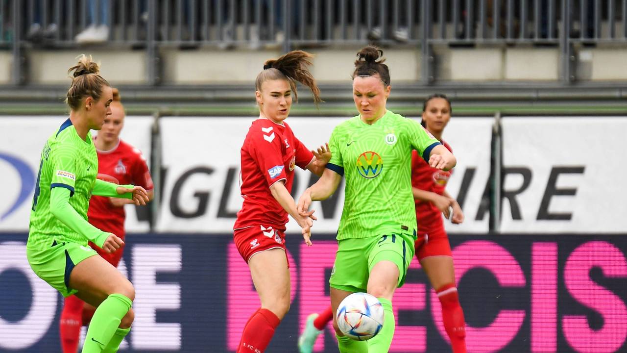 Wolfsburg Marina Hegering (r.) gegen Kölns Alena Bienz im Zweikampf.