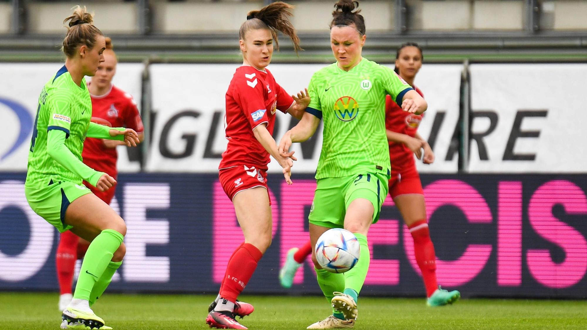 Alena Bienz und Marina Hegering kämpfen um den Ball.