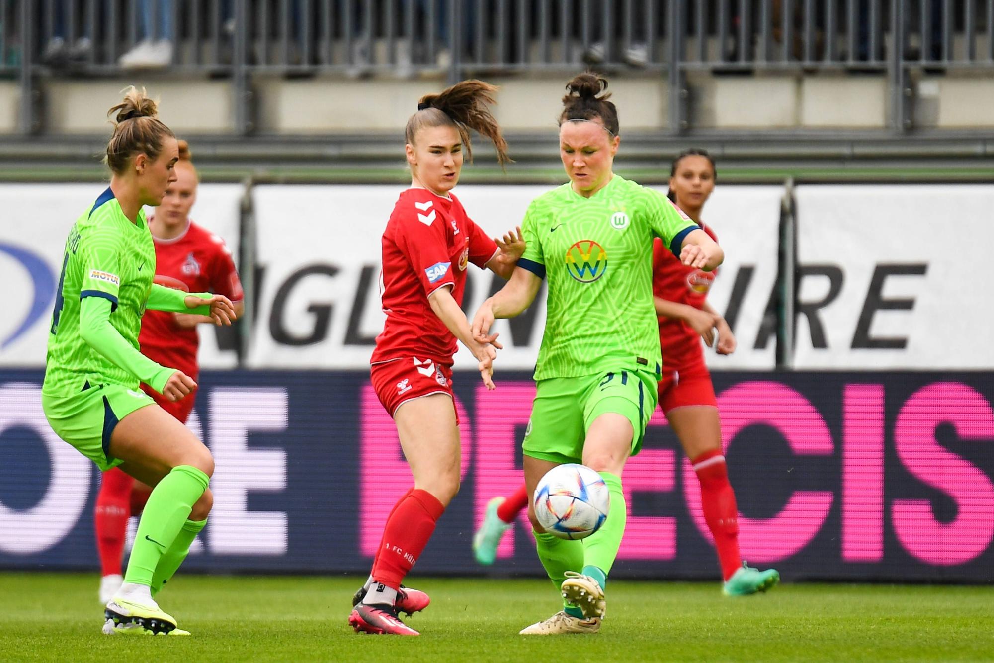 Wolfsburg Marina Hegering (r.) gegen Kölns Alena Bienz im Zweikampf.
