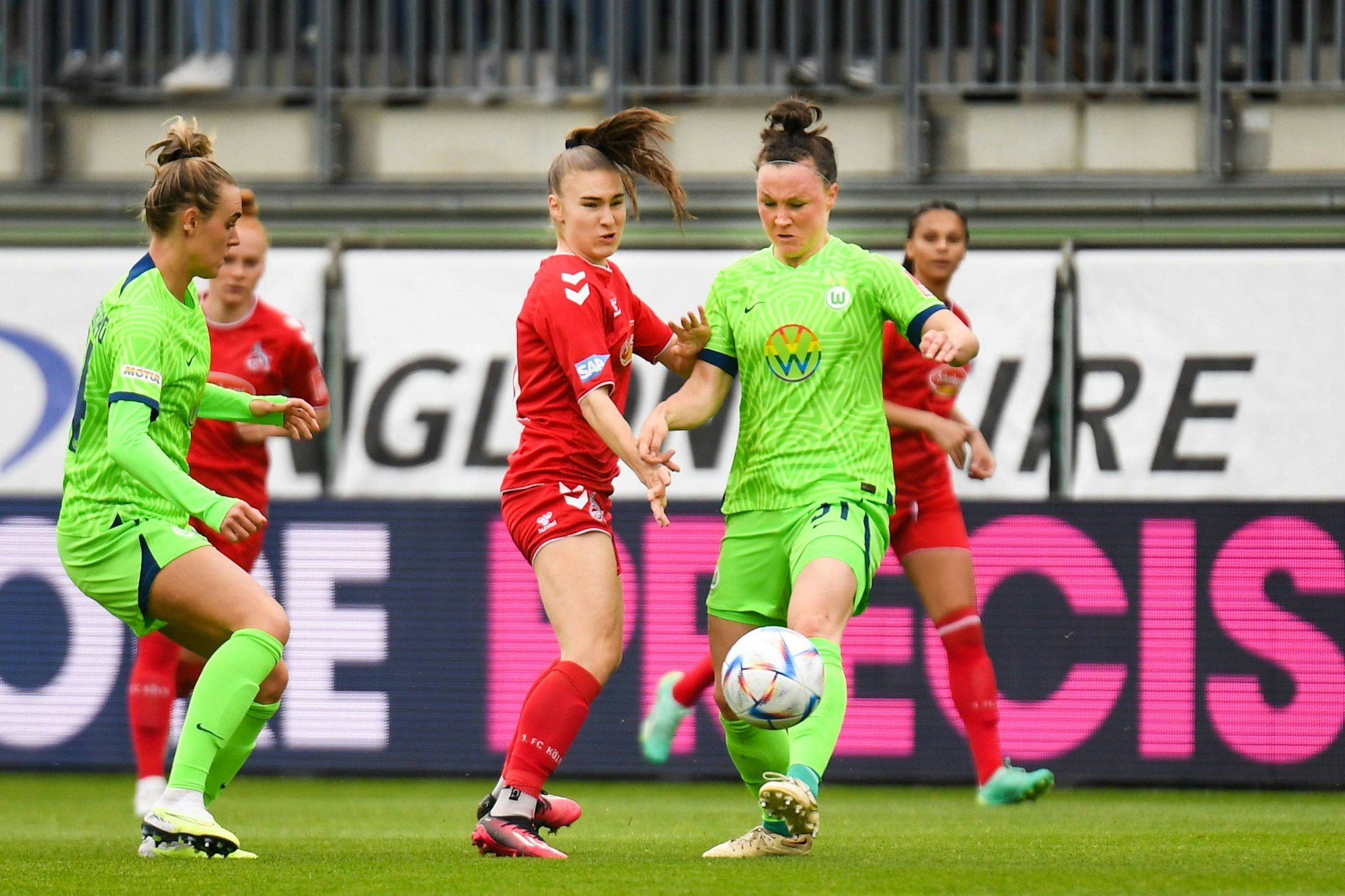 Wolfsburg Marina Hegering (r.) gegen Kölns Alena Bienz im Zweikampf.