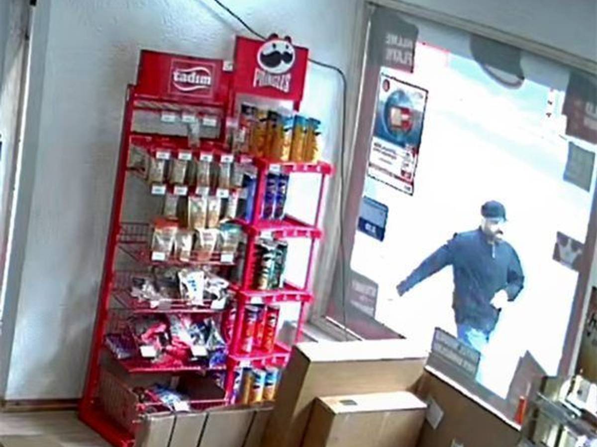 Ein von der Staatsanwaltschaft Aachen im Rahmen der Fahndung veröffentlichter Screenshot einer Videoaufzeichnung zeigt den flüchtigen mutmaßlichen Täter.