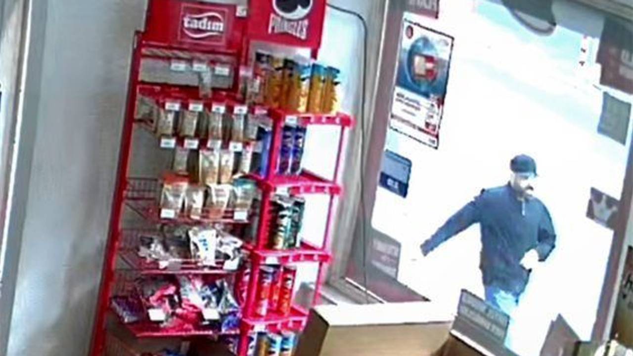 Ein von der Staatsanwaltschaft Aachen im Rahmen der Fahndung veröffentlichter Screenshot einer Videoaufzeichnung zeigt den flüchtigen mutmaßlichen Täter.