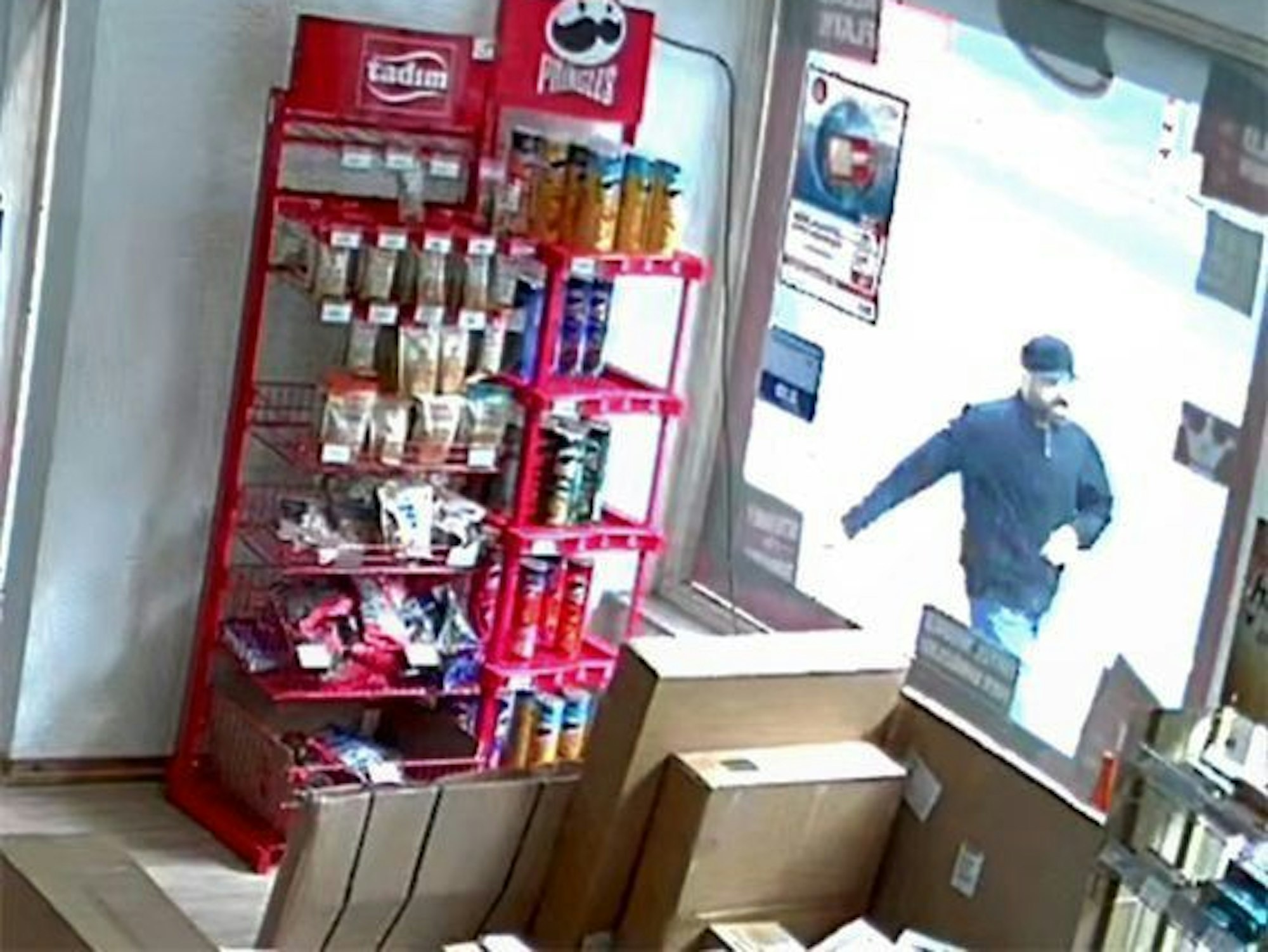 Ein von der Staatsanwaltschaft Aachen im Rahmen der Fahndung veröffentlichter Screenshot einer Videoaufzeichnung zeigt den flüchtigen mutmaßlichen Täter.