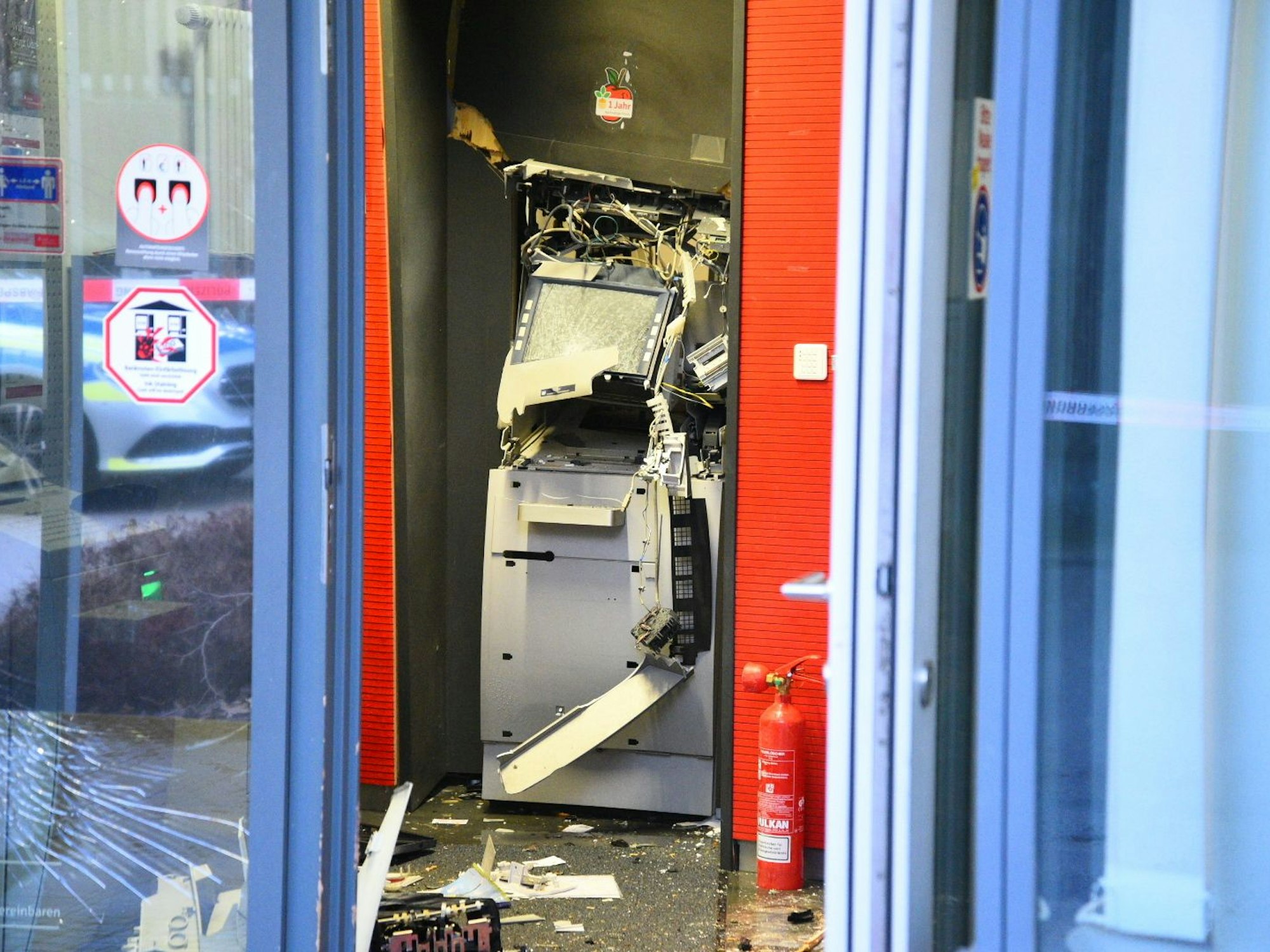 Ein gesprengter Geldautomat ist in einem Bankgebäude zu sehen.