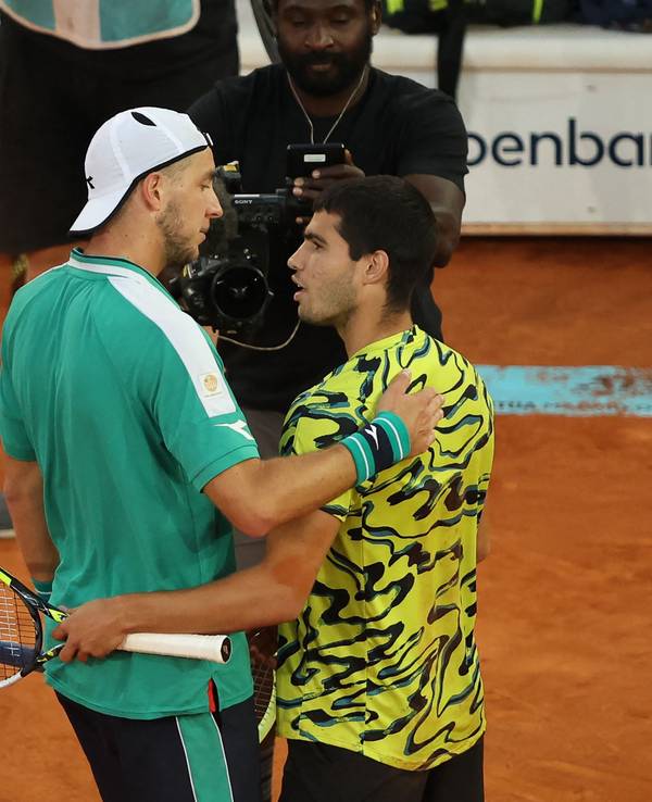 Jan-Lennard Struff gratuliert Carlos Alcaraz zum Sieg.