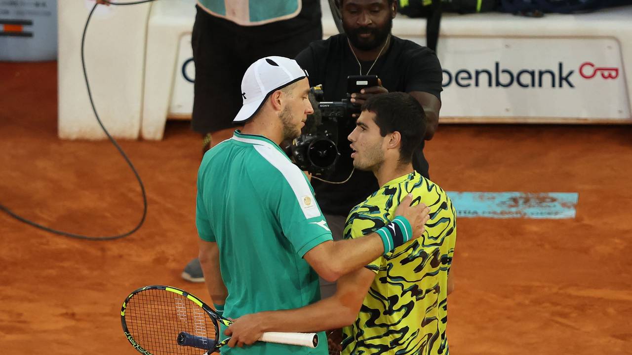 Jan-Lennard Struff gratuliert Carlos Alcaraz zum Sieg.
