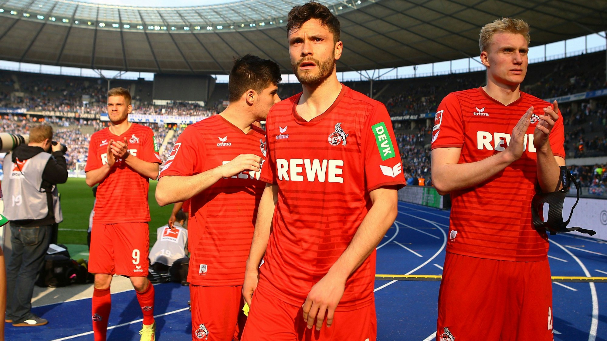 Jonas Hector und seine Mitspieler des 1. FC Köln gehen nach einer Niederlage bei Hertha BSC in die Fankurve.