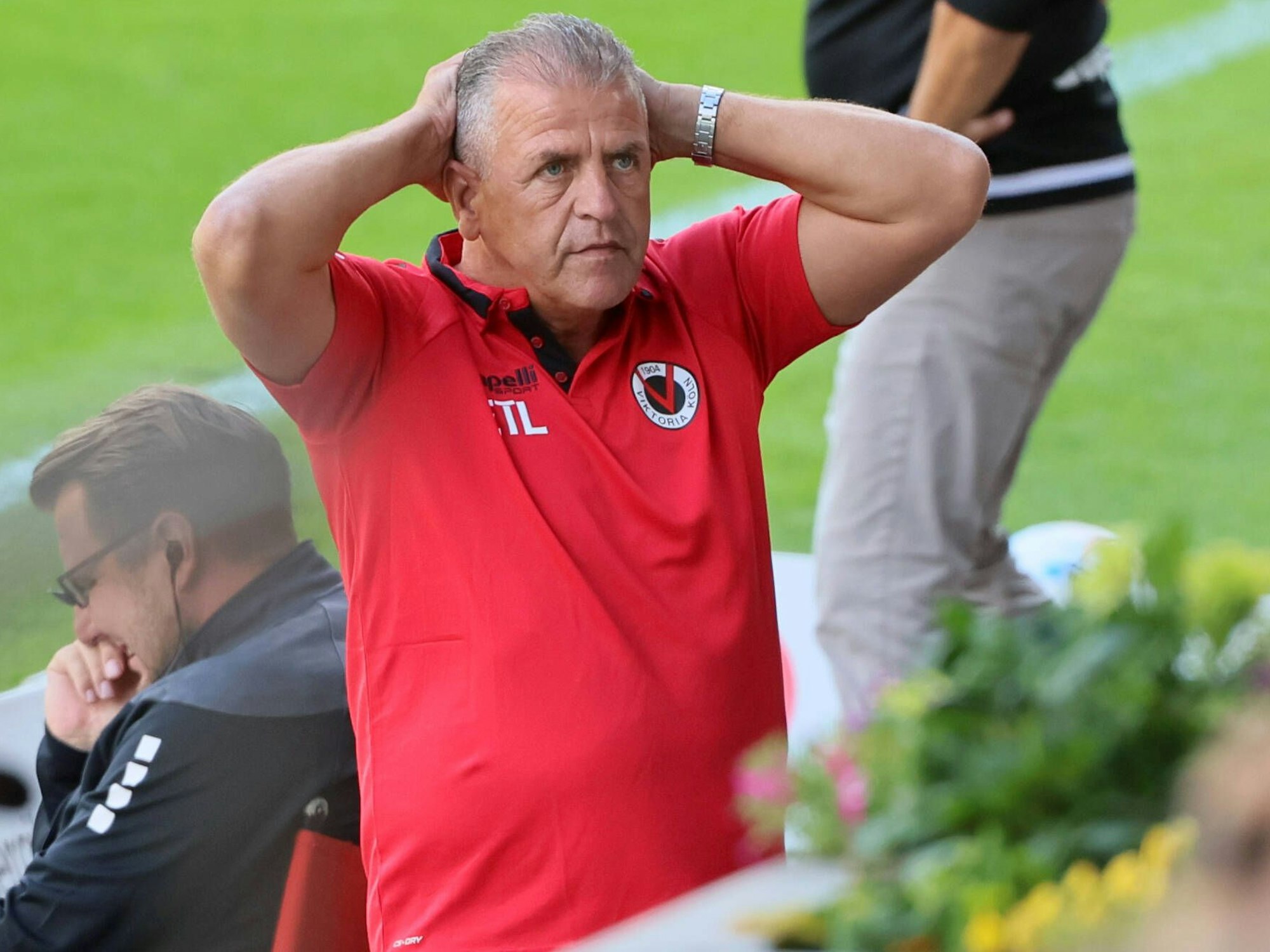 Franz Wunderlich steht bei Viktoria Köln am Spielfeldrand.