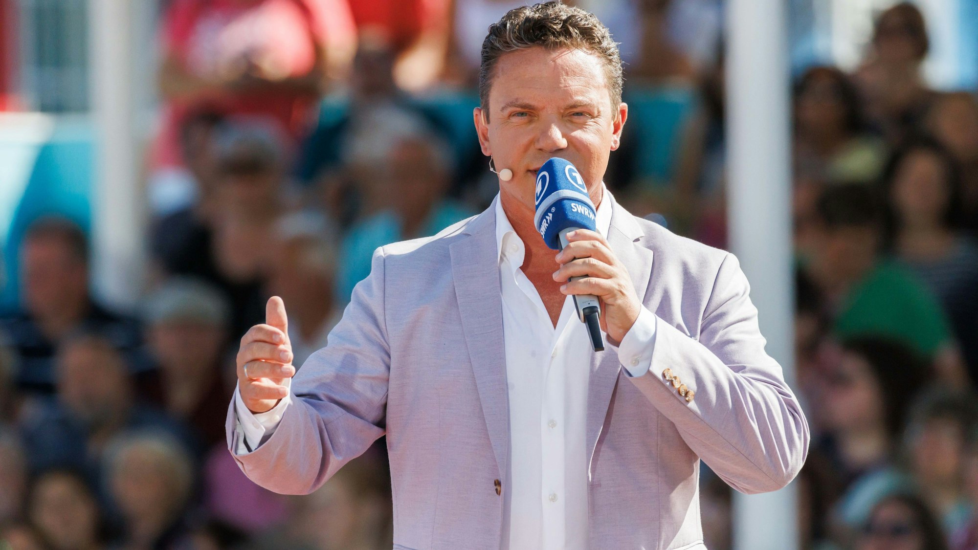 Moderator und Sänger Stefan Mross steht im Vorfeld der Liveübertragung der ARD-Schlagerssendung «Immer wieder sonntags» in der Showarena. (zu dpa "Sonntagsshows von ARD und ZDF starten in neue Saison") +++ dpa-Bildfunk +++