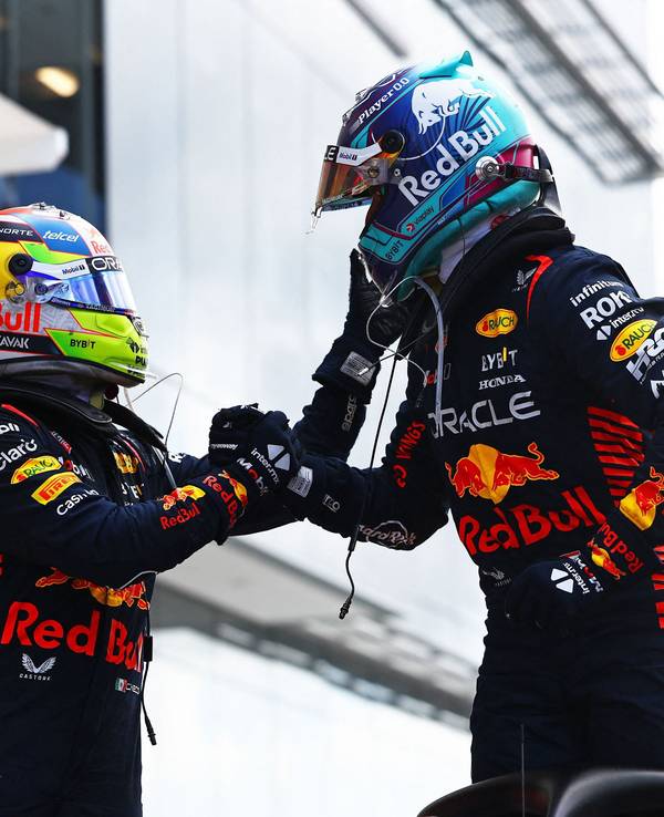 Max Verstappen jubelt mit Sergio Perez in Miami.