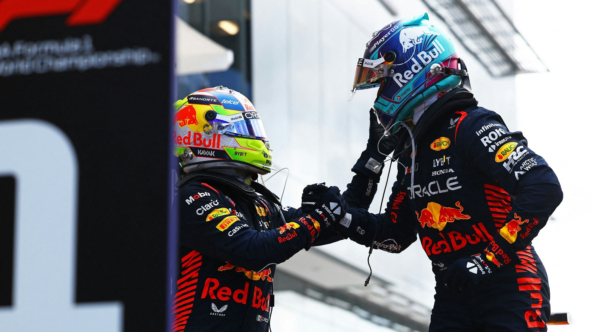 Max Verstappen jubelt mit Sergio Perez in Miami.